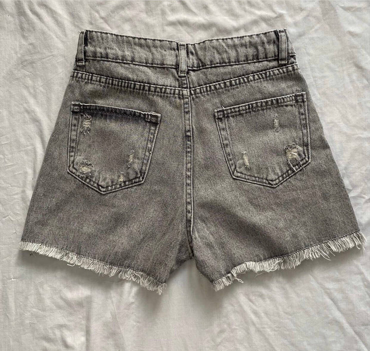 ⁨⁨⁨⁨⁨⁨شورت جينز  رصاصي ripped grey short jeans⁩⁩⁩⁩⁩⁩